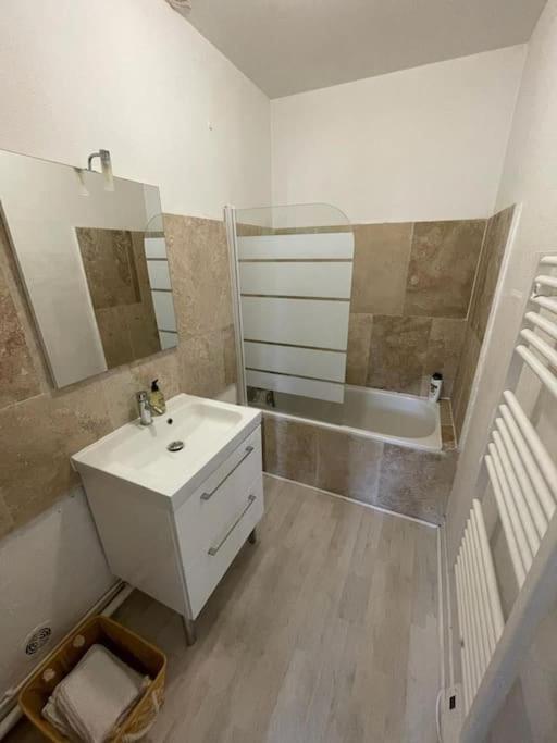 Appartement Avec Terrasse, Parking Gratuit Périgueux Kültér fotó